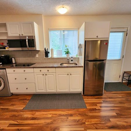 Adorable 1- Bedroom Suite In Langford Victoria Luaran gambar