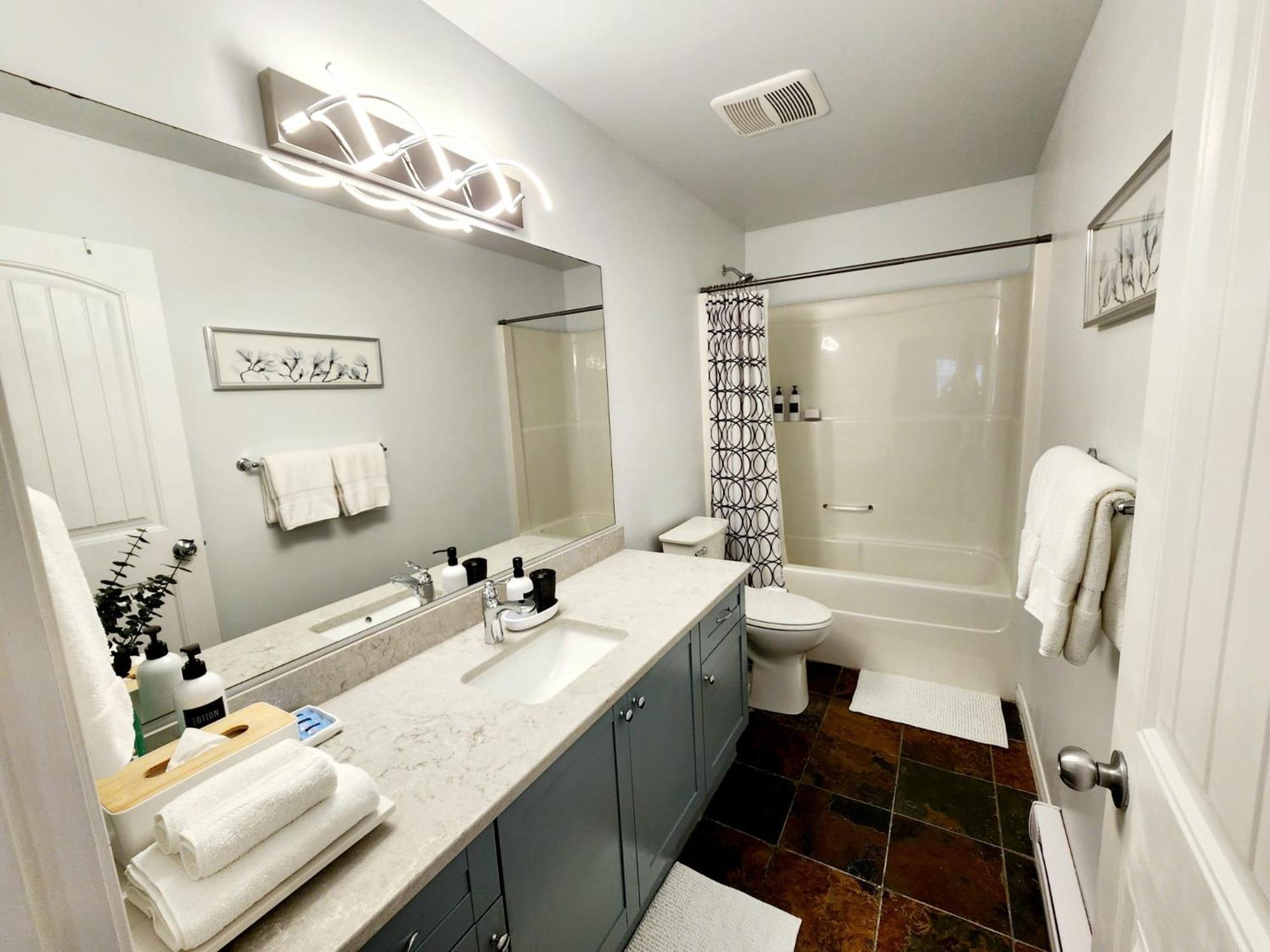 Adorable 1- Bedroom Suite In Langford Victoria Luaran gambar