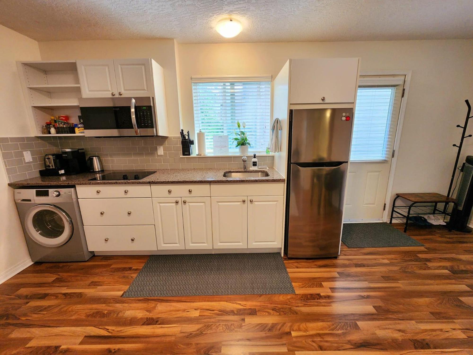 Adorable 1- Bedroom Suite In Langford Victoria Luaran gambar