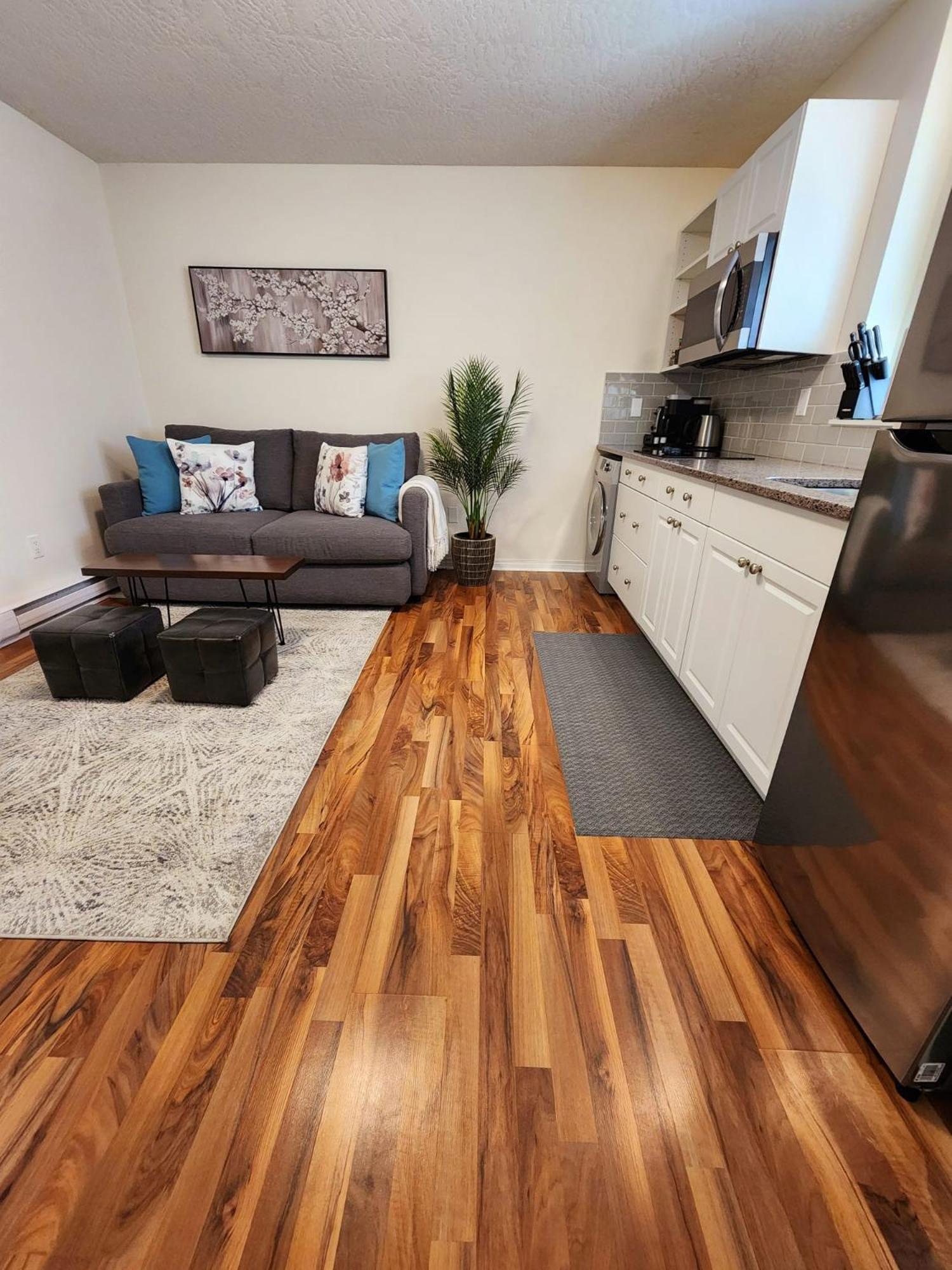 Adorable 1- Bedroom Suite In Langford Victoria Luaran gambar